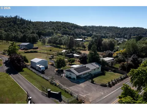 695 Glengary Loop Rd, Roseburg, OR 97470
