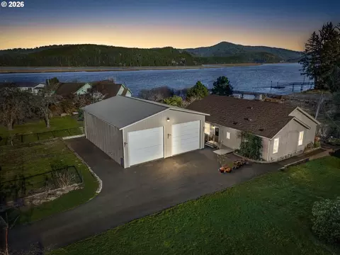 955 SE River View Ln, Waldport, OR 97394