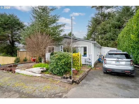 1040 NE 12th Ave, Rockaway Beach, OR 97136