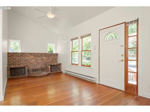 Living - 965 Polk St, Eugene, OR 97402 photo 3 of 8