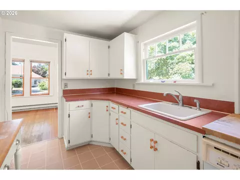 Kitchen - 965 Polk St, Eugene, OR 97402 photo 2 of 2