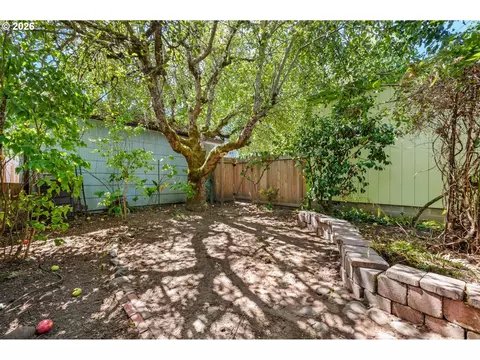 Exterior - 965 Polk St, Eugene, OR 97402 photo 9 of 11