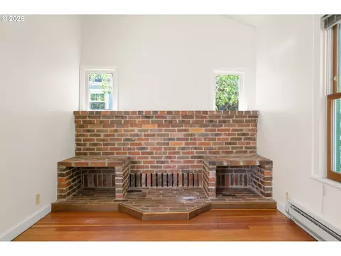 Living - 965 Polk St, Eugene, OR 97402 photo 4 of 8
