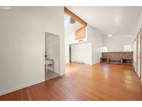 Living - 965 Polk St, Eugene, OR 97402 photo 6 of 8