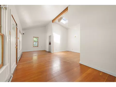 Living - 965 Polk St, Eugene, OR 97402 photo 5 of 8