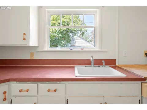 Kitchen - 965 Polk St, Eugene, OR 97402 photo 1 of 2