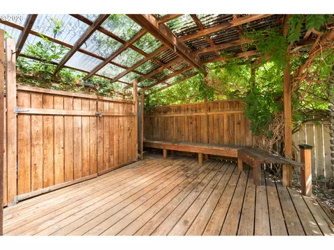 Exterior - 965 Polk St, Eugene, OR 97402 photo 5 of 11