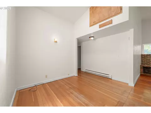 Living - 965 Polk St, Eugene, OR 97402 photo 7 of 8