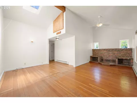 Living - 965 Polk St, Eugene, OR 97402 photo 2 of 8