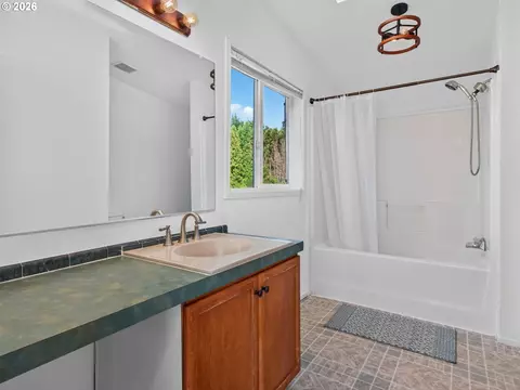 Bath - 21901 SE Borges Rd, Damascus, OR 97089 photo 2 of 3