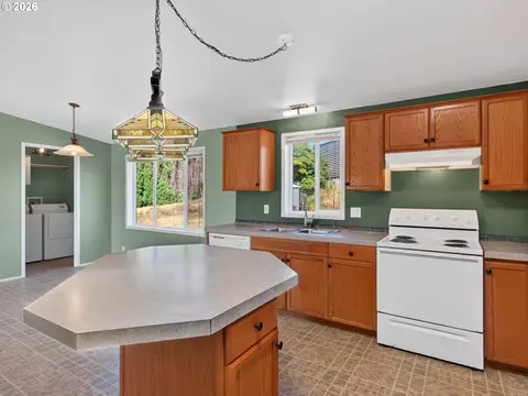 Kitchen - 21901 SE Borges Rd, Damascus, OR 97089 photo 4 of 4