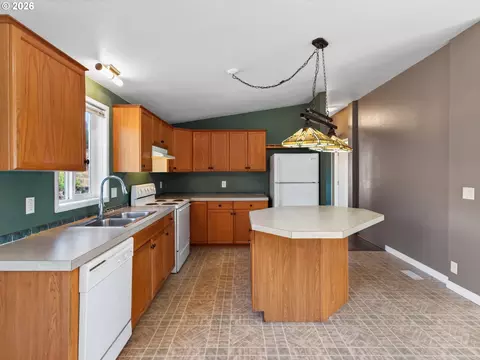 Kitchen - 21901 SE Borges Rd, Damascus, OR 97089 photo 2 of 4