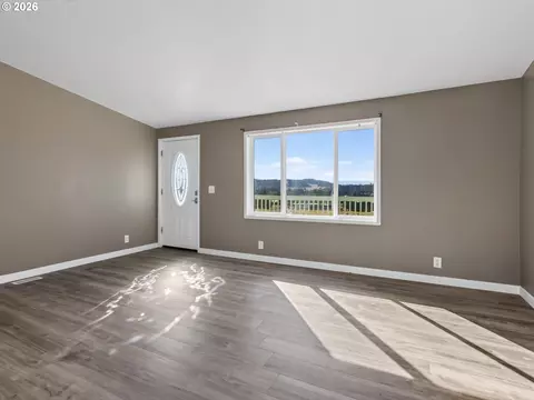 Living - 21901 SE Borges Rd, Damascus, OR 97089 photo 2 of 6