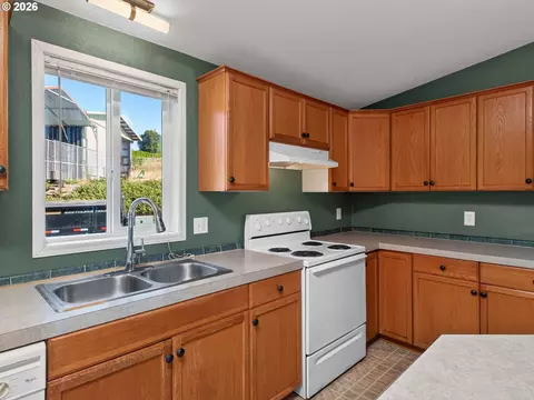 Kitchen - 21901 SE Borges Rd, Damascus, OR 97089 photo 3 of 4