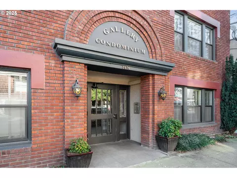 2076 NW Johnson St #203, Portland, OR 97209