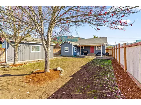 12 N Cannon St, Lowell, OR 97452