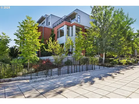 1742 NW Riverscape St, Portland, OR 97209