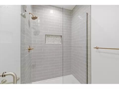 Bath - 2147 NE Spitz Rd, Canby, OR 97013 photo 3 of 6