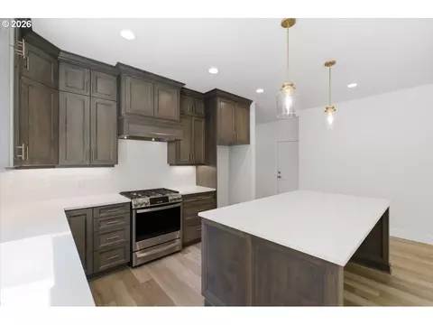 Kitchen - 2147 NE Spitz Rd, Canby, OR 97013 photo 3 of 4