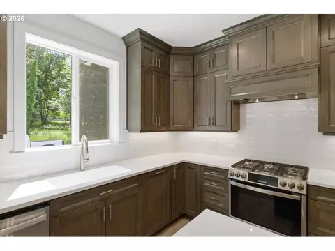 Kitchen - 2147 NE Spitz Rd, Canby, OR 97013 photo 2 of 4