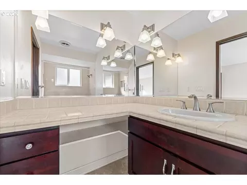 Bath - 880 NW 3rd St, Gresham, OR 97030 photo 5 of 7