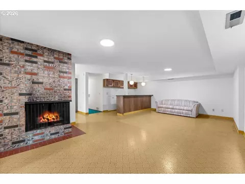 Living - 880 NW 3rd St, Gresham, OR 97030 photo 5 of 8