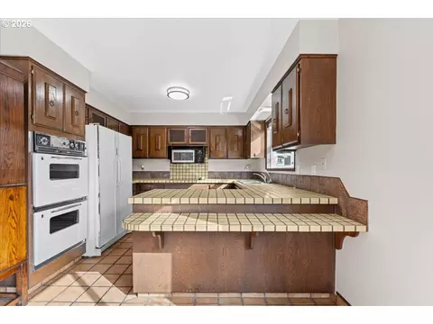 Kitchen - 880 NW 3rd St, Gresham, OR 97030 photo 1 of 4