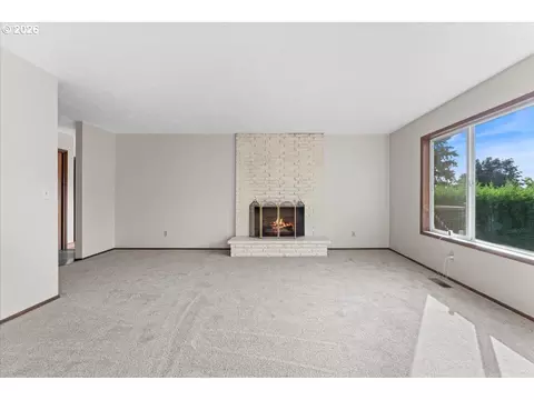 Living - 880 NW 3rd St, Gresham, OR 97030 photo 2 of 8