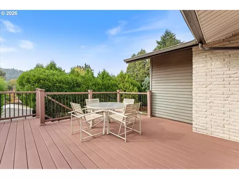 Exterior - 880 NW 3rd St, Gresham, OR 97030 photo 6 of 9
