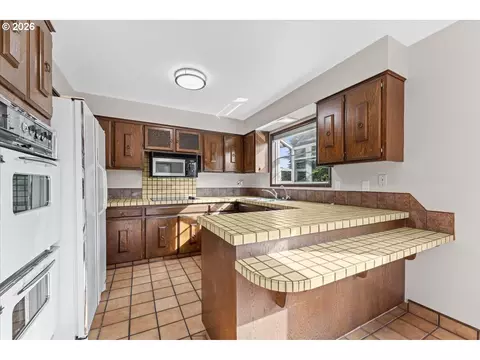 Kitchen - 880 NW 3rd St, Gresham, OR 97030 photo 2 of 4