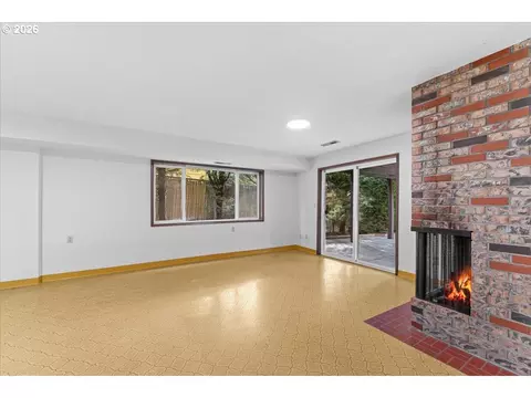 Living - 880 NW 3rd St, Gresham, OR 97030 photo 6 of 8