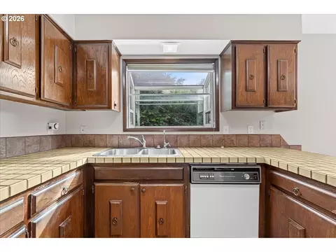 Kitchen - 880 NW 3rd St, Gresham, OR 97030 photo 3 of 4