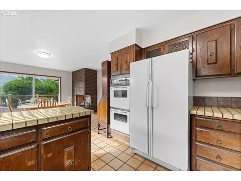 Kitchen - 880 NW 3rd St, Gresham, OR 97030 photo 4 of 4