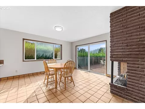Dining - 880 NW 3rd St, Gresham, OR 97030 photo 1 of 3