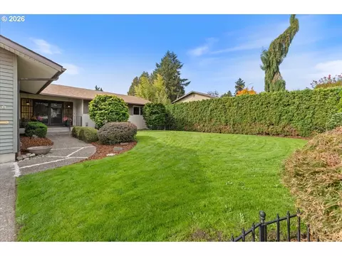 Exterior - 880 NW 3rd St, Gresham, OR 97030 photo 3 of 9