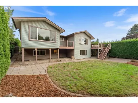 Exterior - 880 NW 3rd St, Gresham, OR 97030 photo 9 of 9