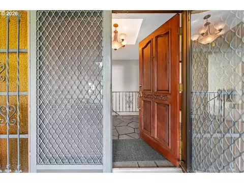 Entry Way - 880 NW 3rd St, Gresham, OR 97030 photo 3 of 3