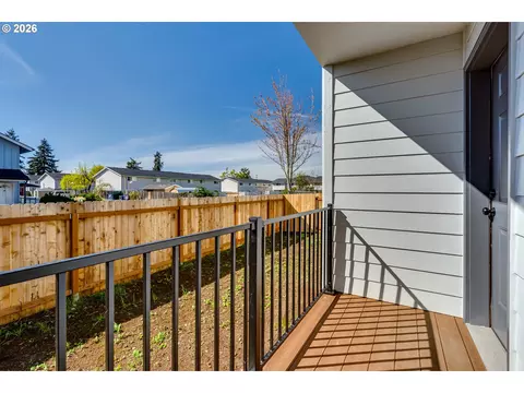 Exterior - 231 S 41st Pl, Springfield, OR 97478 photo 6 of 8