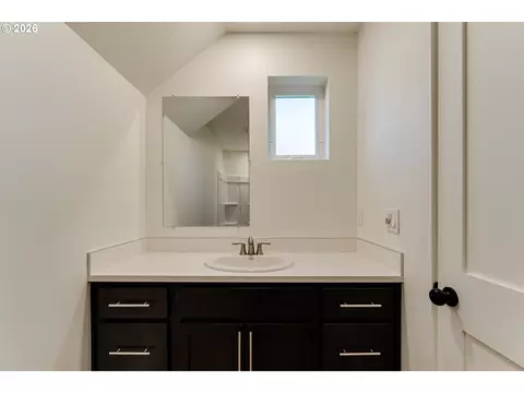 Bath - 231 S 41st Pl, Springfield, OR 97478 photo 2 of 4