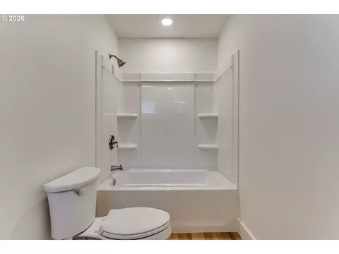 Bath - 231 S 41st Pl, Springfield, OR 97478 photo 3 of 4