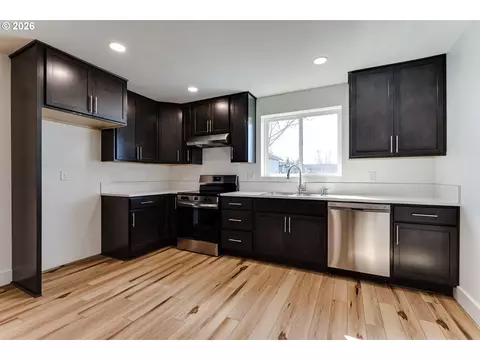 Kitchen - 231 S 41st Pl, Springfield, OR 97478 photo 2 of 5