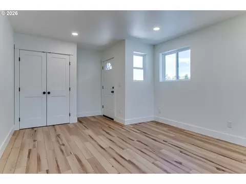 Living - 231 S 41st Pl, Springfield, OR 97478 photo 2 of 4