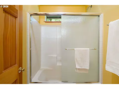 Bath - 217 Rockridge Loop, Eugene, OR 97405 photo 6 of 7