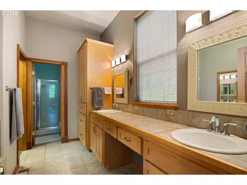 Bath - 217 Rockridge Loop, Eugene, OR 97405 photo 2 of 7