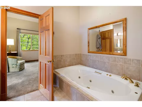 Bath - 217 Rockridge Loop, Eugene, OR 97405 photo 3 of 7