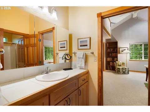 Bath - 217 Rockridge Loop, Eugene, OR 97405 photo 5 of 7