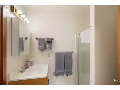 Bath - 217 Rockridge Loop, Eugene, OR 97405 photo 7 of 7