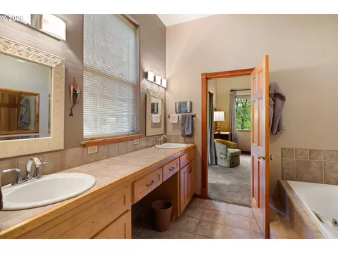 Bath - 217 Rockridge Loop, Eugene, OR 97405 photo 4 of 7