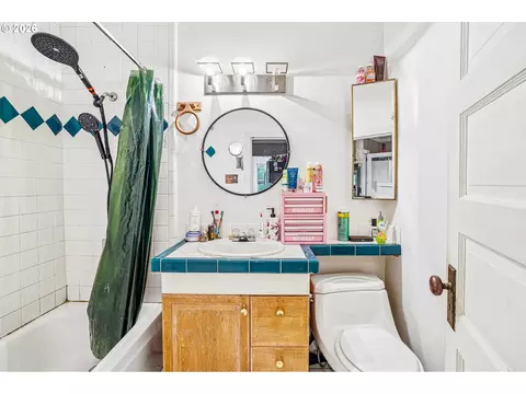 Bath - 1304 NW Victoria Ave, Gresham, OR 97030 photo 1 of 1