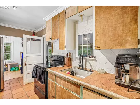 Kitchen - 1304 NW Victoria Ave, Gresham, OR 97030 photo 2 of 2